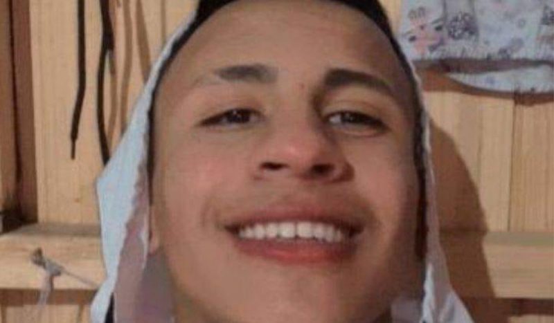 foto mostra o jovem Vanrlei dos Santos Rodrigues sorrindo com um capuz branco, ele morreu aos 21 anos