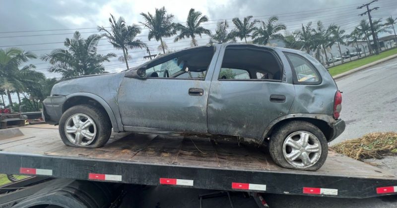 Acidente aconteceu no km 26 da BR-280; motorista fugiu e deixou cerca de 15g de maconha para trás