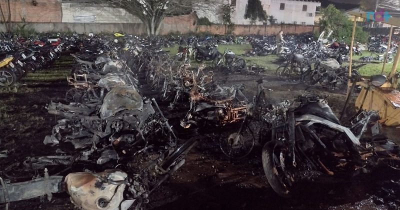 Imagem mostra destruição de motocicletas em pátio de Camboriú