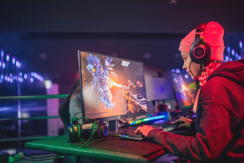 Mulher durante partida de jogo eletrônico em competição de eSports