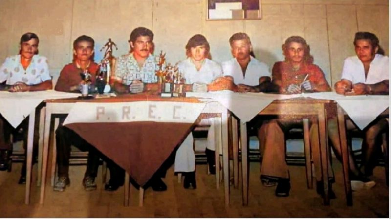 Diretoria do Palmeiras do Ro&ccedil;ado, em S&atilde;o Jos&eacute;, no in&iacute;cio dos anos 1970. A sede era, como se v&ecirc; na foto, de madeira. Na foto est&atilde;o figuras hist&oacute;ricas do clube como: Z&eacute; Lino Vieira e Pedro da Silva (fundadores), Amilton Souza (Fofo), &Ecirc;nio Amantino (nome do est&aacute;dio do Palmeiras), Altino Mariano, Carlinhos Picol&eacute; e Neri da Silva (outro fundador). Osmarino do Nascimento, tamb&eacute;m um dos fundadores, infelizmente n&atilde;o aparece neste registro hist&oacute;rico.