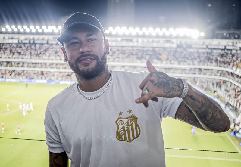 Neymar acompanha vit&oacute;ria do Peixe na Vila Belmiro – Foto: Santos FC/Divulga&ccedil;&atilde;o/ND