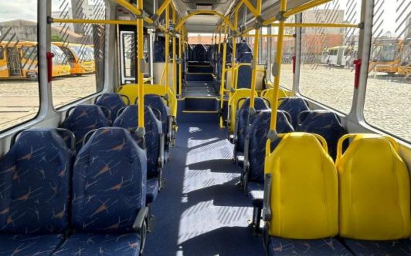 Interior de ônibus de Itajaí, adolescentes sofreram importunação sexual em local semelhante 