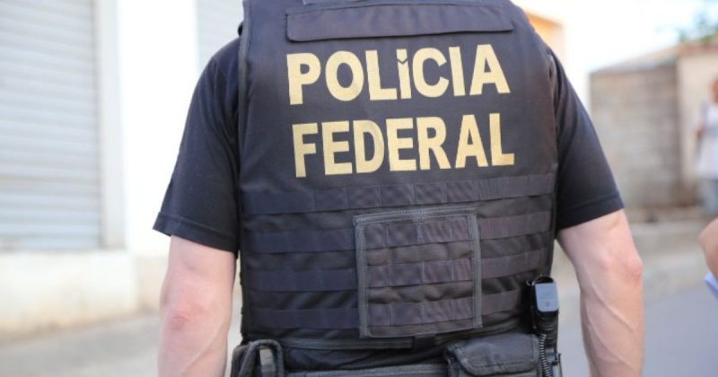 Ex-vereador estava foragido desde 2016 antes de ser preso, foto mostra policial federal de costas