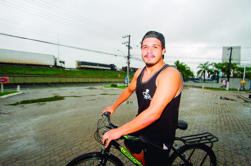 Marceneiro Willian Silveira Lima encarou 25 quilômetros de bicicleta para reencontrar mulher e filha em meio à interdição da BR-101 no Morro dos Cavalos