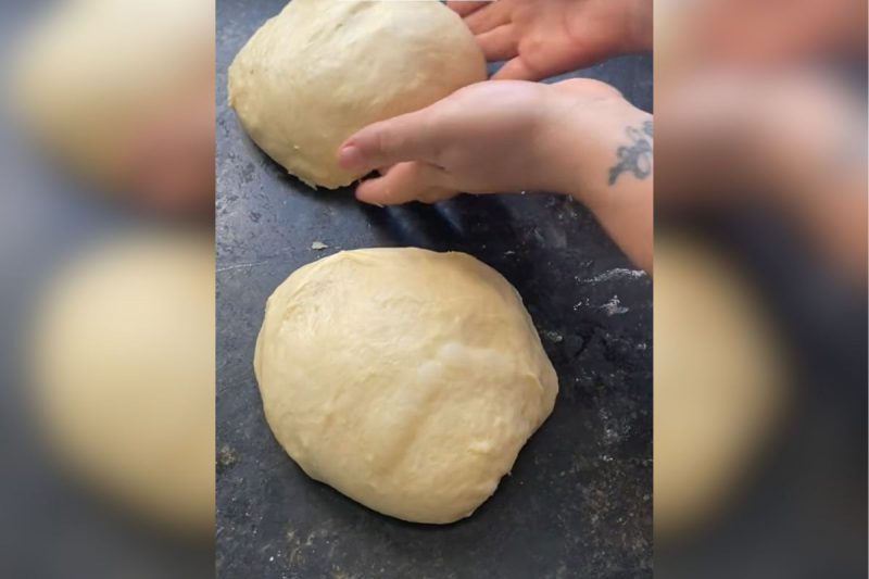 Chef destaca que é importante sovar a massa do pão para ficar bem lisa 