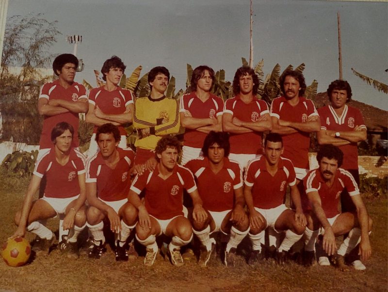 No dia 15 de abril de 1955 foi fundado pelos irm&atilde;os Goulart, em Barreiros no munic&iacute;pio de S&atilde;o Jos&eacute;, a equipe do Am&eacute;rica Recreativo FC. Nestes 69 anos de vida, muitos t&iacute;tulos, amizades e lembran&ccedil;as. Na foto, o time de 1988. Em p&eacute;: Adairton, Jo&atilde;o Conradi, Luizinho, Lu&iacute;s, Ad&iacute;lio, Marinho e Cola (T&eacute;cnico). Agachados: Nino, Carlinhos, Valtinho, &Iacute;ndio, Fernando e Batista – Foto: Acervo particular Marinho/ND