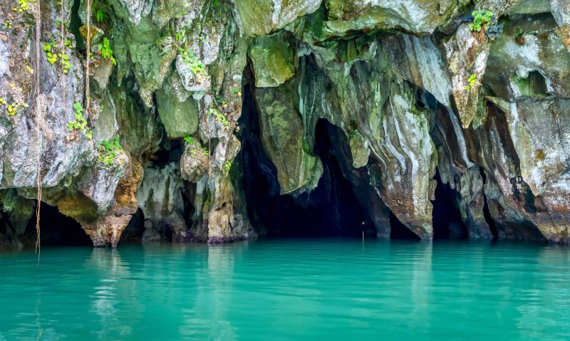 As cavernas no Parque Nacional do Rio Subterrâneo de Puerto Princesa são um dos destinos mais atrativos para os turistas 