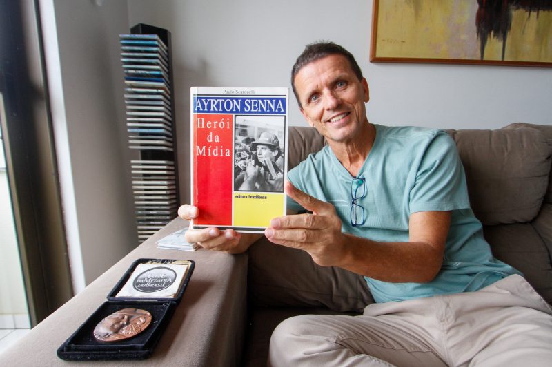 Paulo Scarduelli segura livro sobre Ayrton Senna – Foto: Leo Munhoz/ND