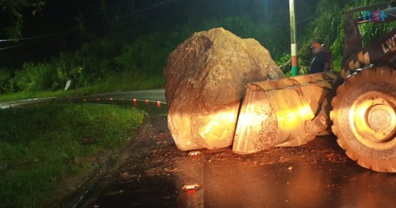 Imagem mostra pedra gigante que travou via em Camboriú; chuva trouxe inúmeros problemas para moradores de Itajaí e região