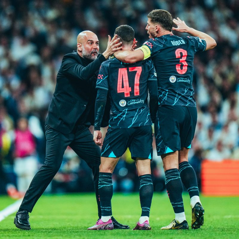 Pep Guardiola festeja gol de seu time atual, o Manchester City, contra o Real Madrid