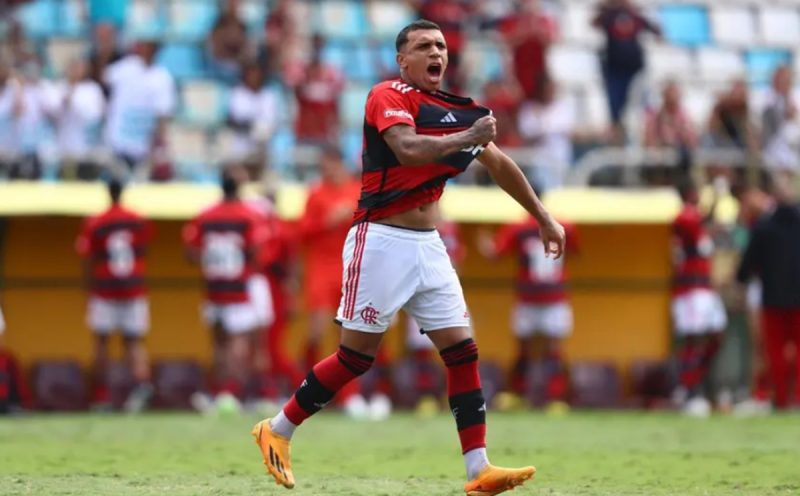 Atacante Petterson em ação pelo Flamengo