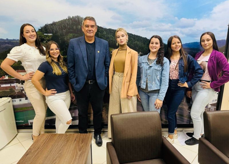 Prefeito do Munic&iacute;pio de Pedras Grandes entre a rainha e princesas da festa do Colono escolhidas por vota&ccedil;&atilde;o pelas redes sociais. – Foto: Divulga&ccedil;&atilde;o/ND