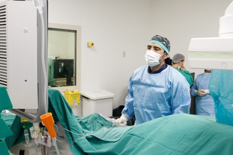 Foto mostra cirurgião de Florianópolis no hospital