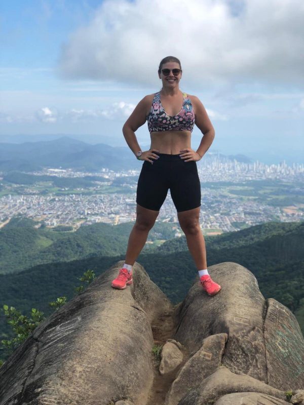 Tatiana no Pico da Pedra, famoso ponto tur&iacute;stico camboriuense – Foto: Arquivo Pessoal
