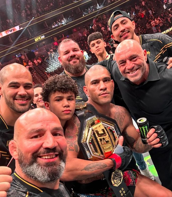 Poatan posa com os filhos e equipe no UFC