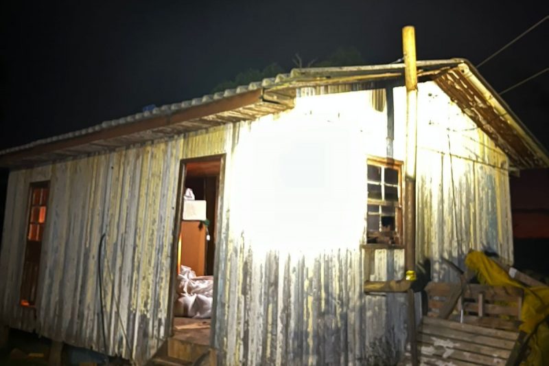 Dois suspeitos de um sequestro e roubo em Pinhalzinho foram presos. 