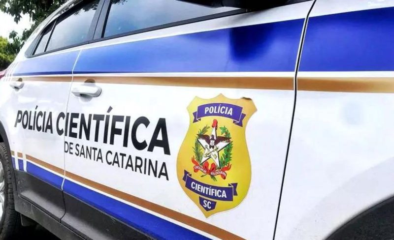 Viatura da polícia científica de Santa Catarina nas cores branco e azul royal para ilustrar matéria sobre confusão em bar