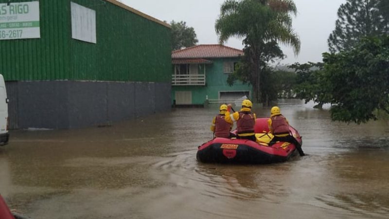 Corpo de Bombeiros socorre pessoas em Paulo Lopes