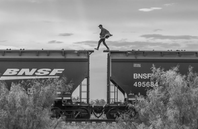 Migrante caminha sobre um trem de carga conhecido como &ldquo;A Besta&rdquo; em Piedras Negras, no M&eacute;xico – Foto: World Press Photo