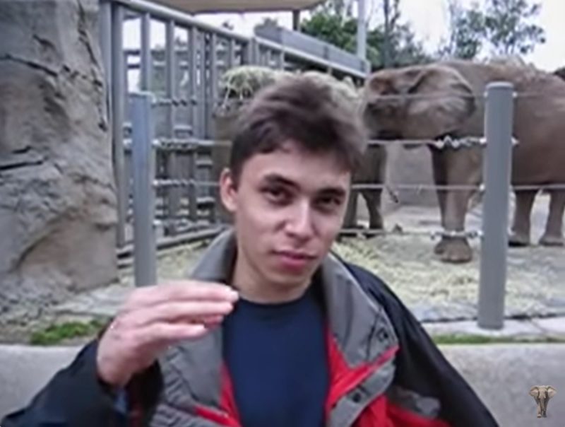 Primeiro vídeo do YouTube com cofundador da plataforma na frente de elefantes