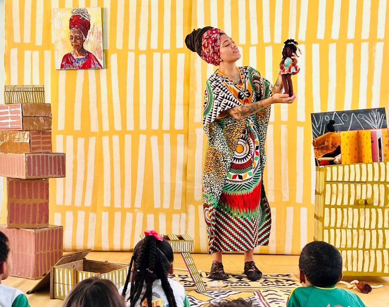 A atriz e arte-educadora Natele Peter levar&aacute; o seu espet&aacute;culo infantil &ldquo;Aquelas que Moram Nela&rdquo; por escolas p&uacute;blicas de cinco cidades do Litoral catarinense, dentro do projeto “Roda-Roda: Teatro na Escola” – Foto: Divulga&ccedil;&atilde;o