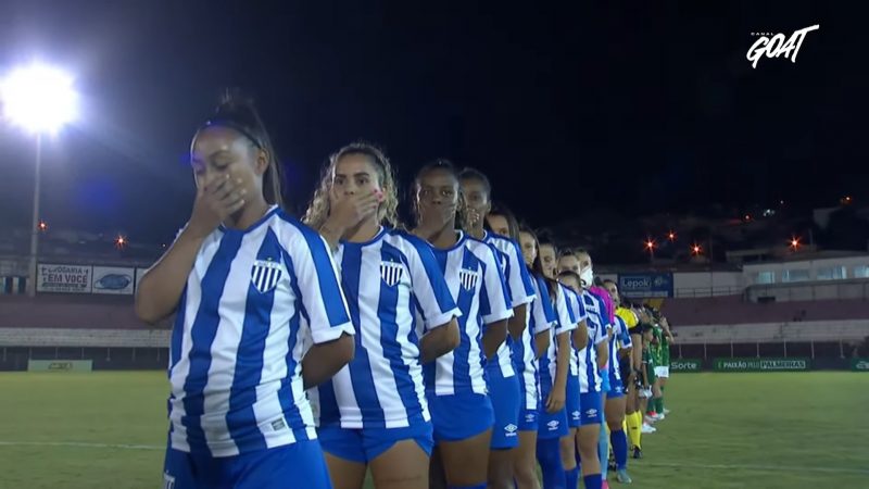 Jogadoras do Avaí Kindermann participam de protesto na abertura do Brasileirão