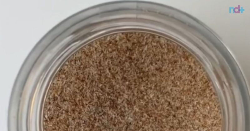 Imagem mostra potinho com Psyllium, apelidado de Ozempic de pobre