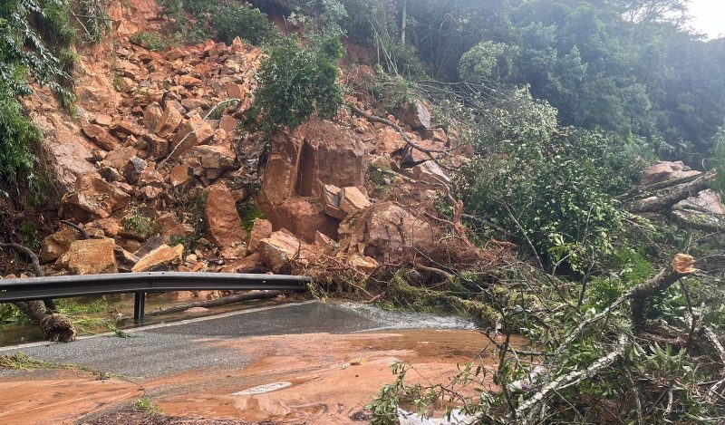 Com a queda da encosta e de árvores, o deslizamento no Morro dos Cavalos bloqueou o trânsito no BR-101