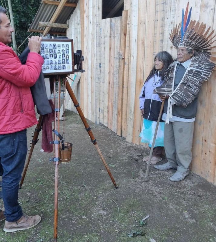 O fot&oacute;grafo Radilson Gomes registrando com a sua hist&oacute;rica C&acirc;mera Lambe Lambe para a projeto “Yvyrup&aacute; Territ&oacute;rio: Retratos e Relatos dos Povos Ind&iacute;genas em Santa Catarina” – Foto: Radilson Gomes/Divulga&ccedil;&atilde;o