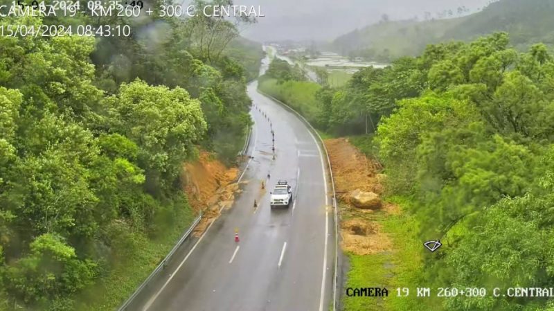 Trecho Sul da rodovia BR-101 em Imbituba está com faixas interditadas devido à chuva