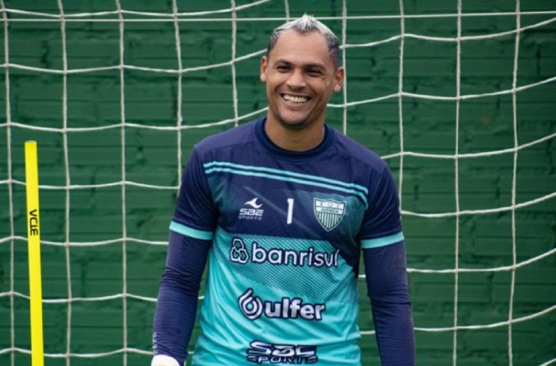 Novo ogoleiro do Figueirense, Ruan Carneiro com camisa do seu antigo clube, o Avenida-RS