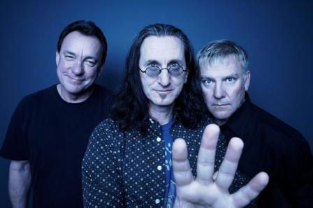 O Rush em sua forma&ccedil;&atilde;o lend&aacute;ria: Neil Peart (esq), Geddy Lee e Alex Lefeson. Cinco d&eacute;cadas de gl&oacute;rias entre os criciumenses – Foto: Divulga&ccedil;&atilde;o
