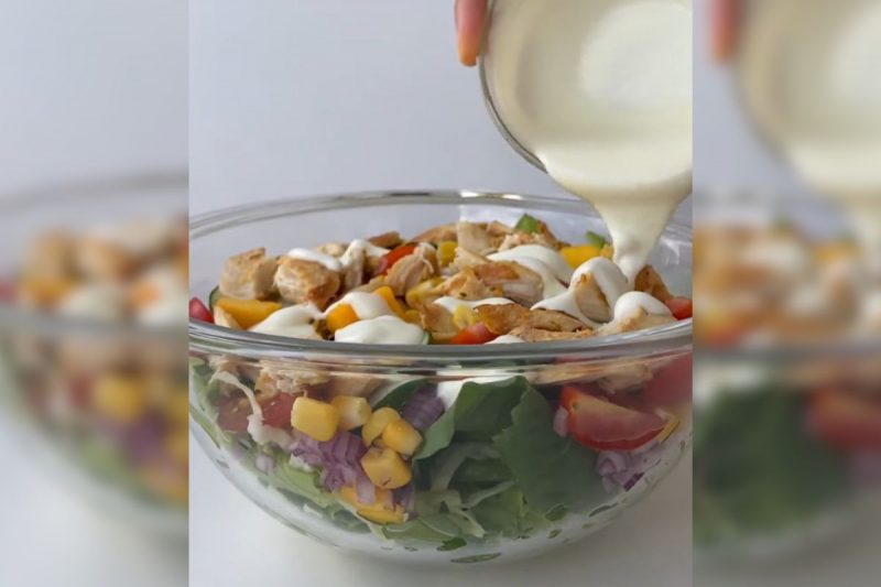 Salada com vários ingredientes e molho pode ser aliada no processo de secar a barriga para o verão 