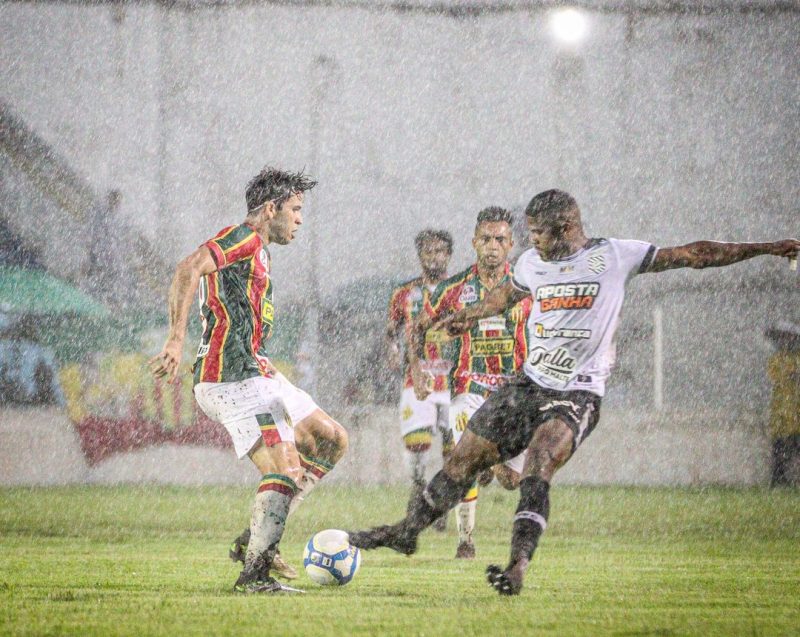A chuva castigou o gramado no jogo entre Sampaio Corrêa x Figueirense