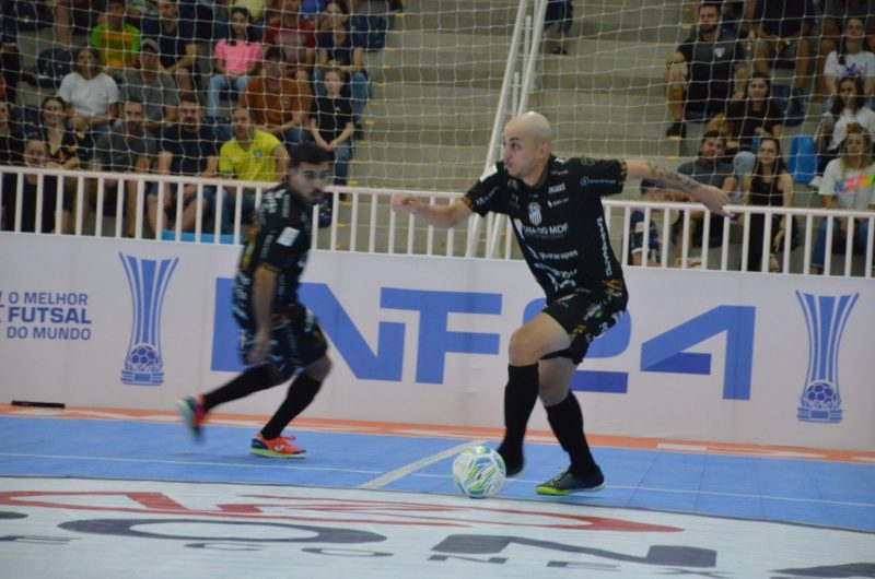 Jogador do Futsal São Lourenço carrega a bola durante jogo contra o Blumenau