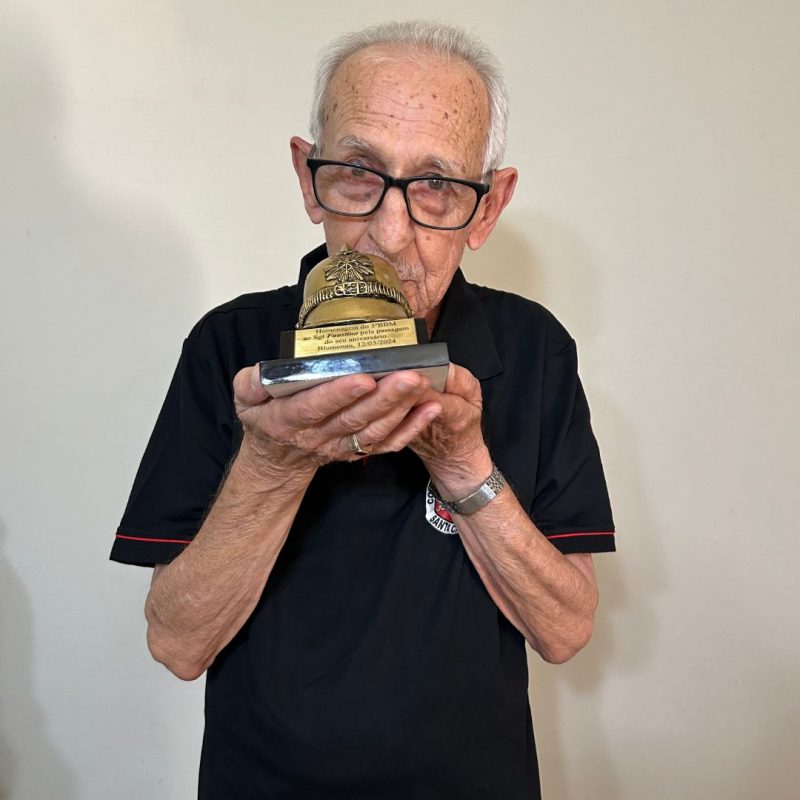 O sargento Faustino Beber, de 89 anos, atuou como bombeiro militar durante boa parte de sua vida e contabiliza grandes histórias pela corporação