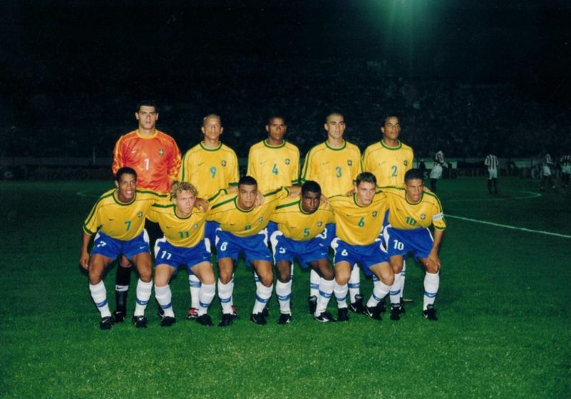 Ronaldinho (7) com a Seleção Olímpica no Orlando Scarpelli em 2000