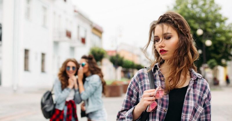 Mulheres fazendo fofoca sobre os signos mais salafrários do zodíaco