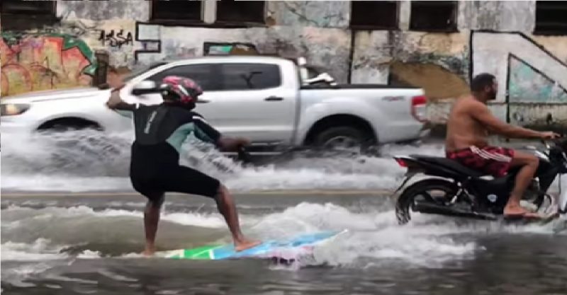 O vídeo do homem surfando foi gravado em Salvador, na Bahia, e já conta com mais de 1 milhão de visualizações 