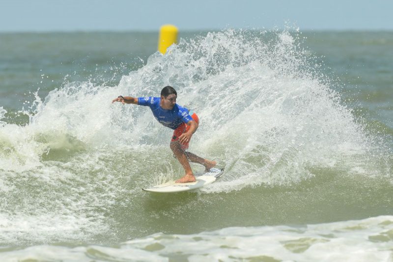 Atleta de surf no mar