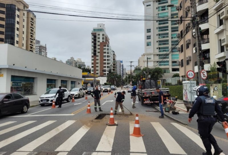 Trânsito foi bloqueado pela GMF na Arno Hoeschl em Florianópolis nesta quinta (25)
