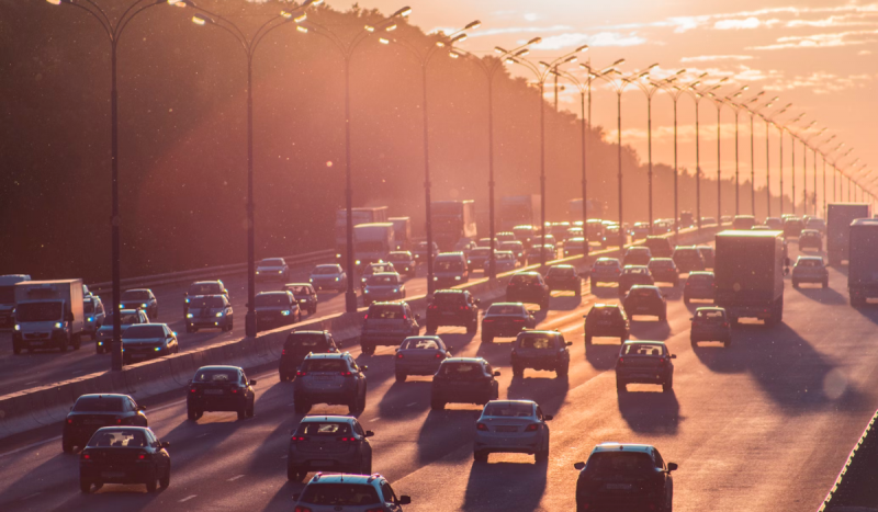 BRT em Florianópolis - foto mostra carros enfileirados em trânsito ao pôr do sol