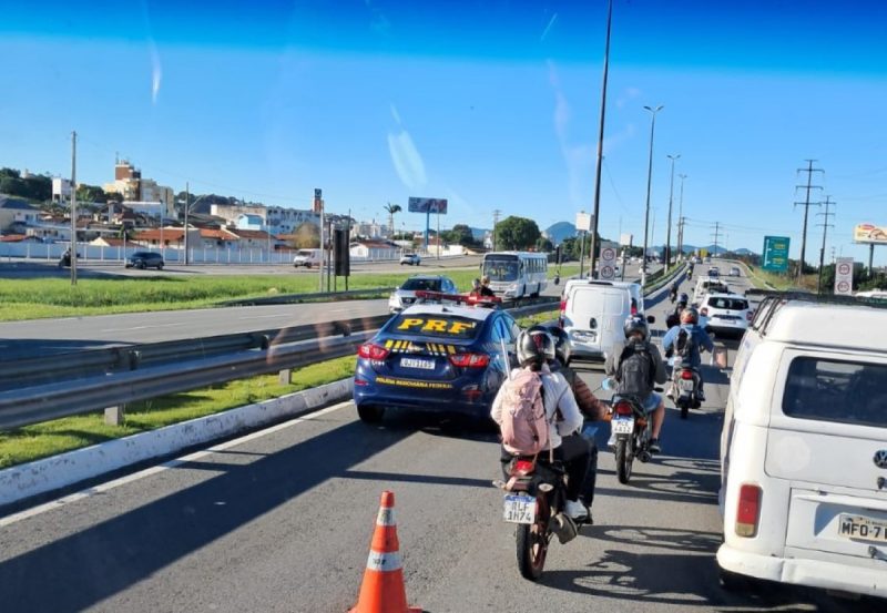 Tráfego apresentou lentidão na Via Ex-pressa, sentido Ilha próximo à Havan. uma faixa bloqueada trânsito lento em todo o trecho no principal acesso ilha. 