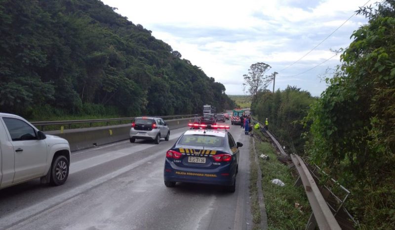 Após colisão, pista no Morro dos Cavalos ainda está bloqueada &#8211; Foto: PRF/Divulgação/ND