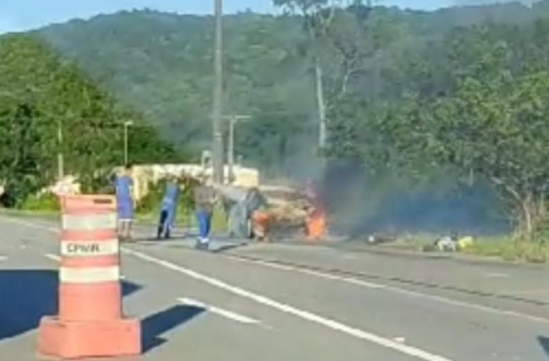 Imagem mostra veículo em chamas na SC-401, em Florianópolis