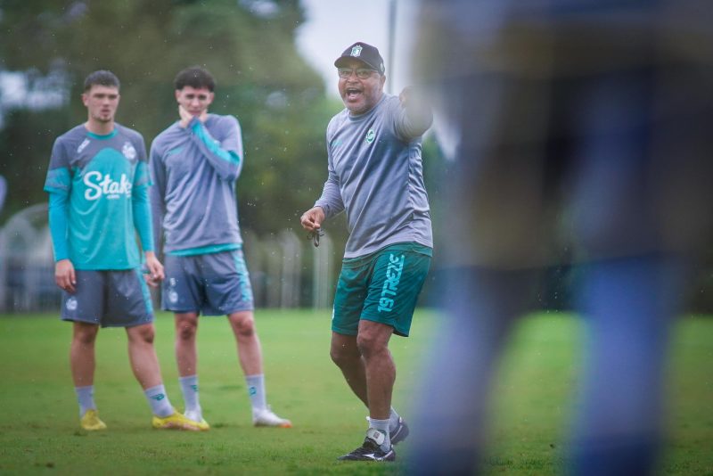 Técnico do Juventude aponta durante treino