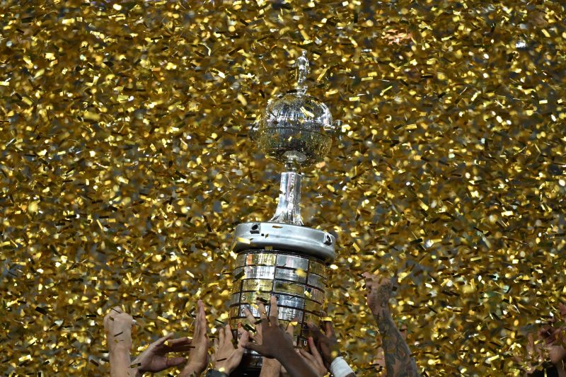 Jogadores levantam o troféu da Libertadores de 2024