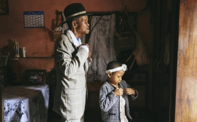 Dada Paul e sua neta Odliatemix se preparam para a igreja em Antananarivo, Madagascar – Foto: World Press Photo