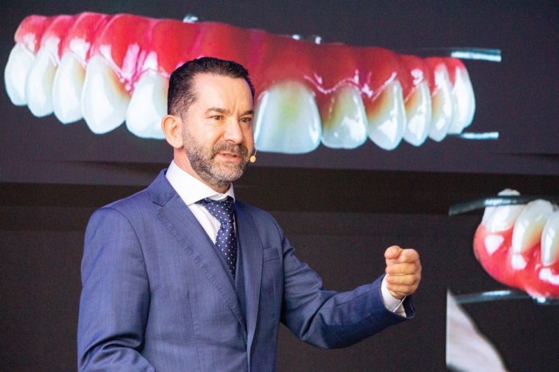Implante dentário: professor de Florianópolis cria técnica inovadora e de rápida recuperação